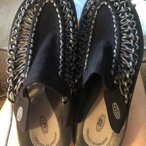 Keen Men's UNEEK Slide Black size 9. Free moving nylon cords forms to foot.